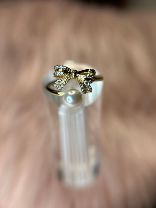 Adjustable ring bow with pearl