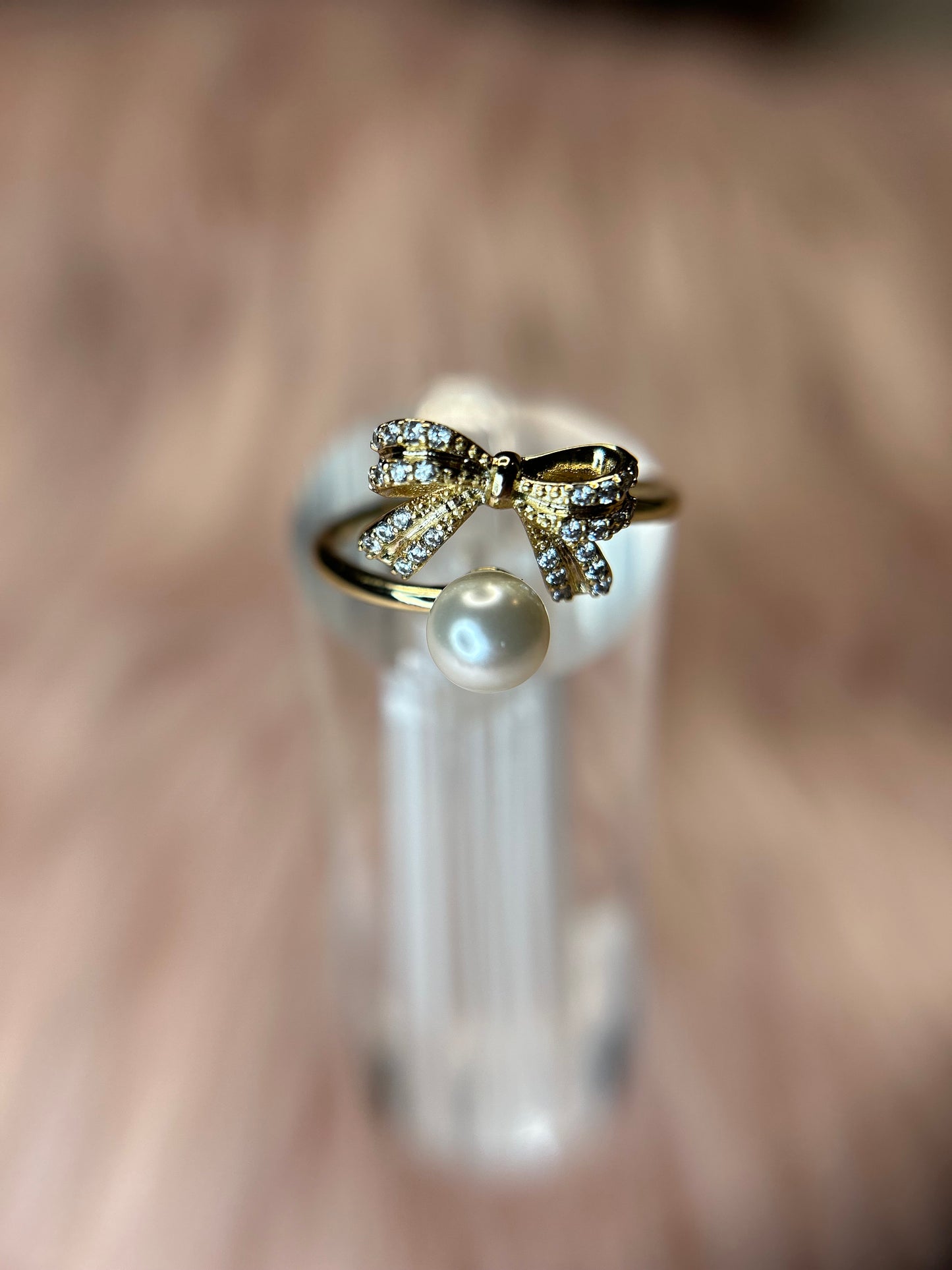 Adjustable ring bow with pearl