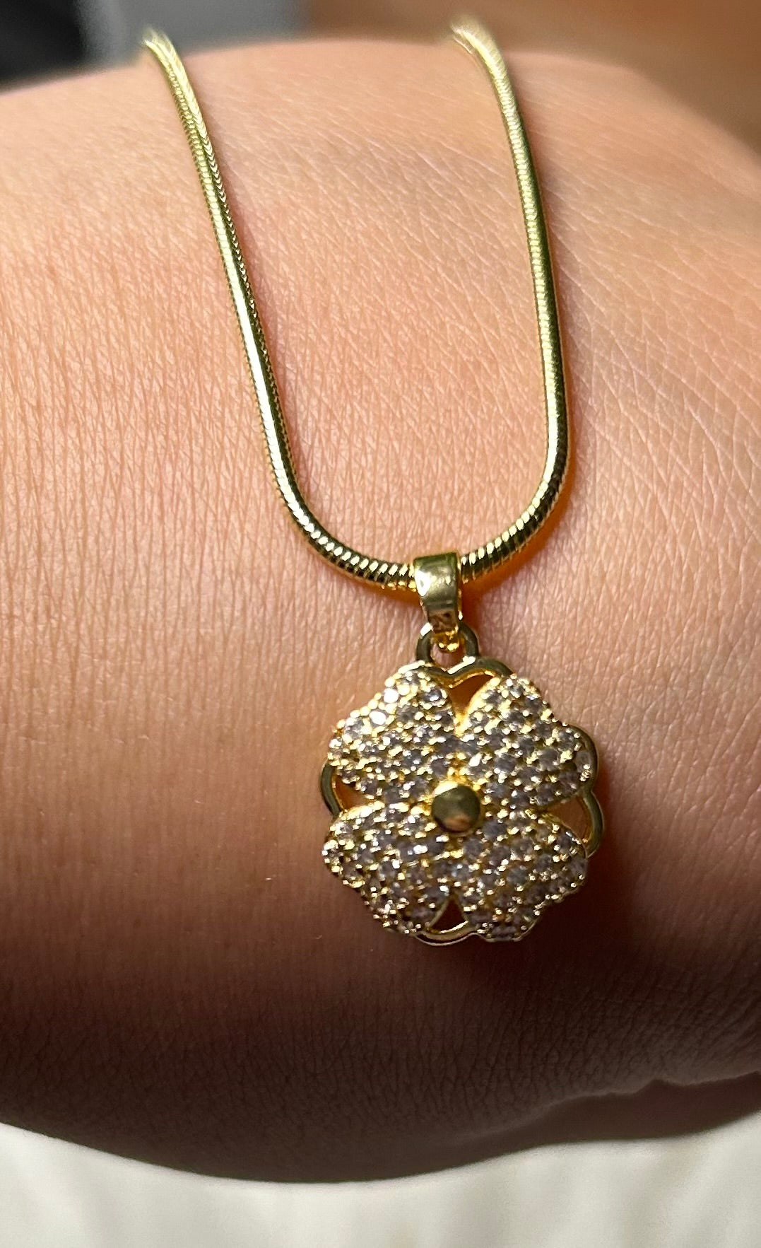 Spinning clover necklace