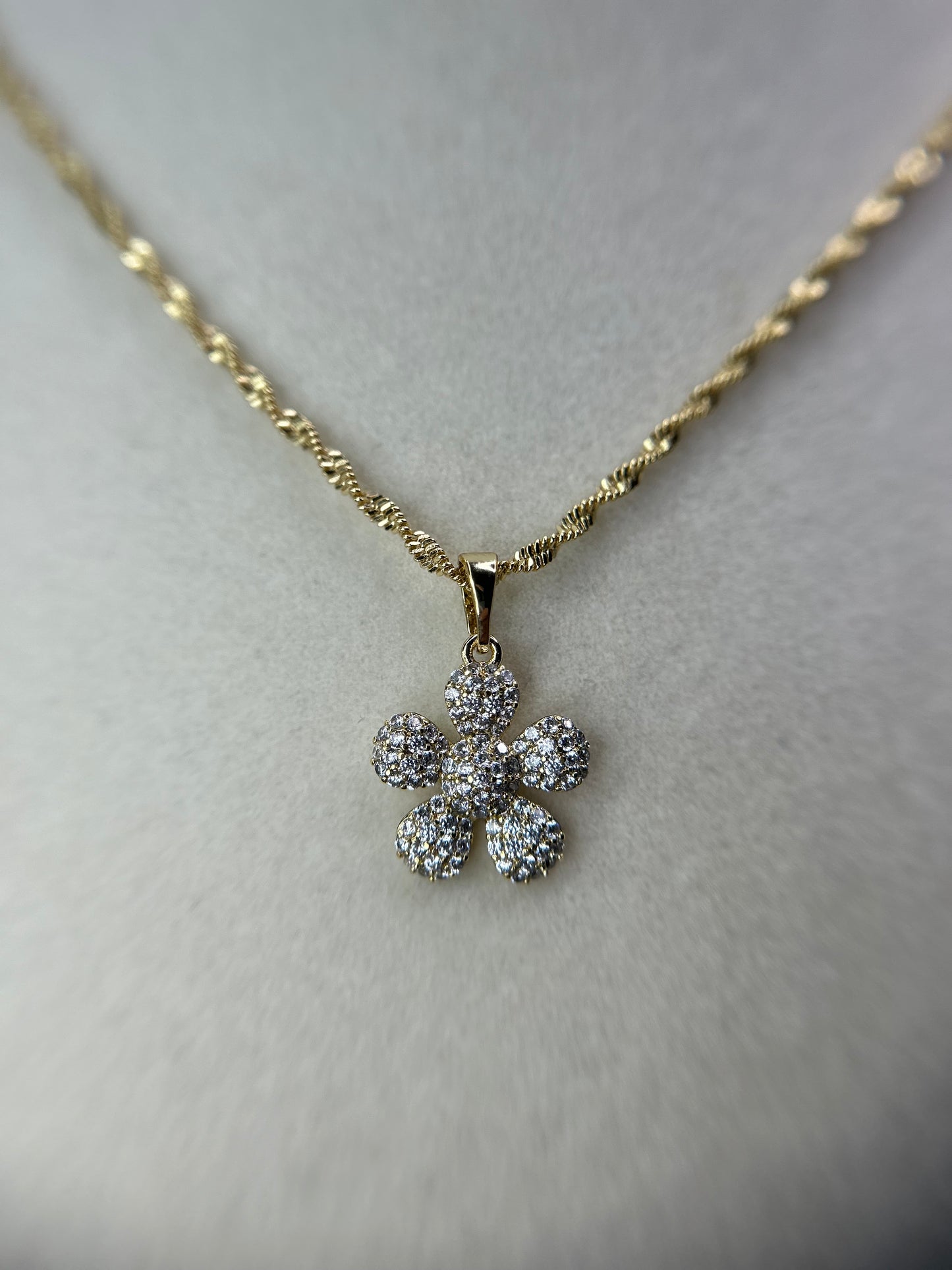 Dainty necklace with flower pendant