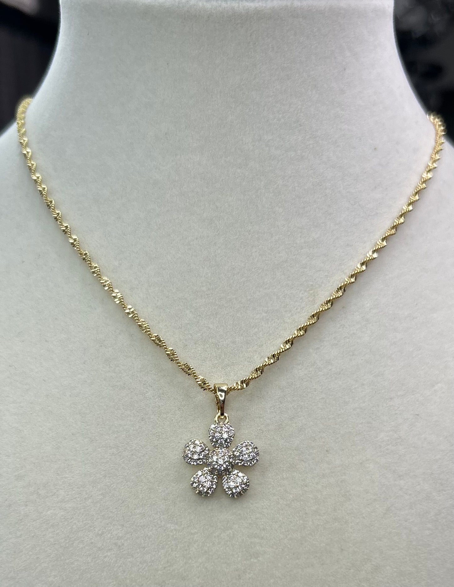 Dainty necklace with flower pendant