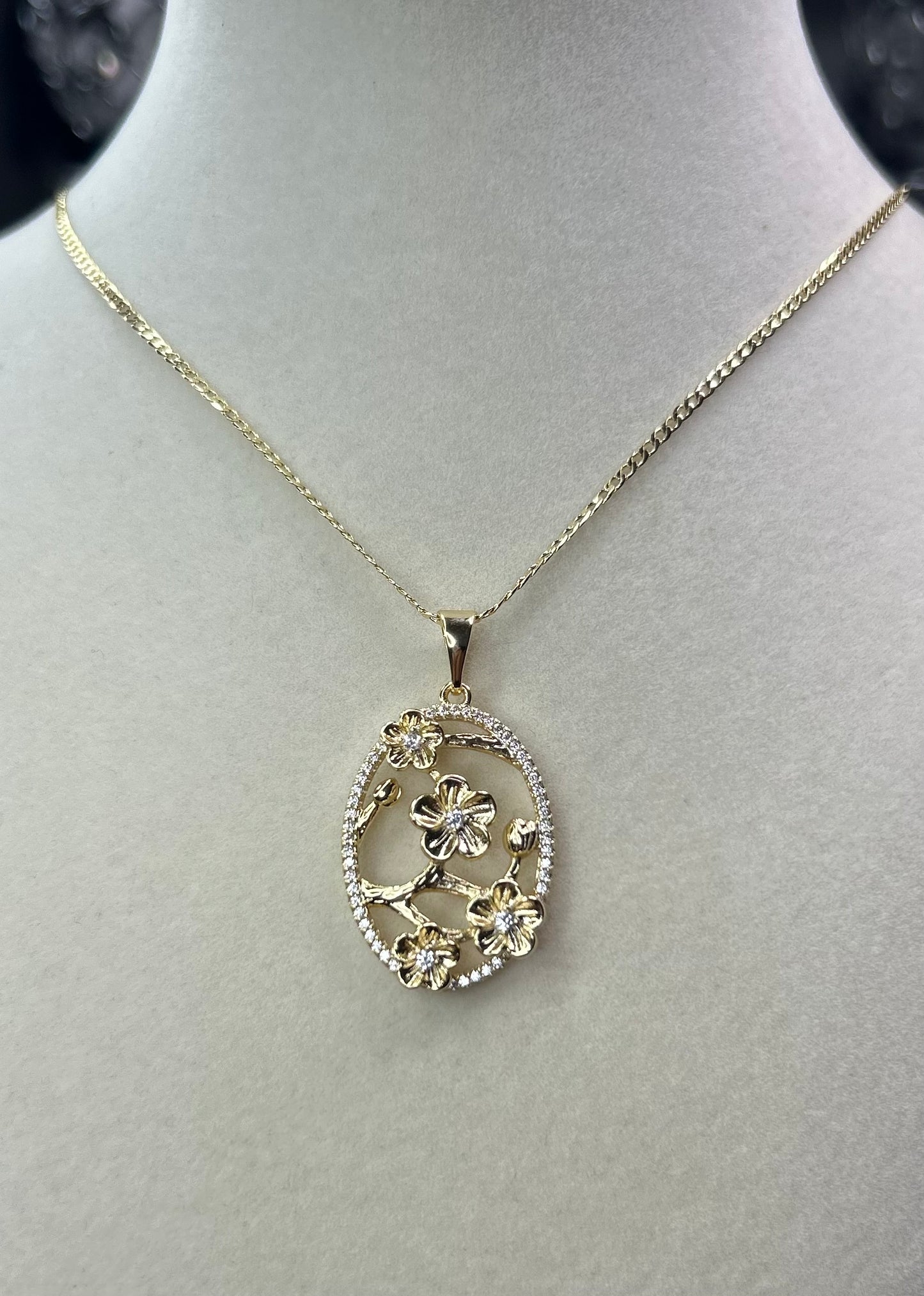 Rose pendant with necklace