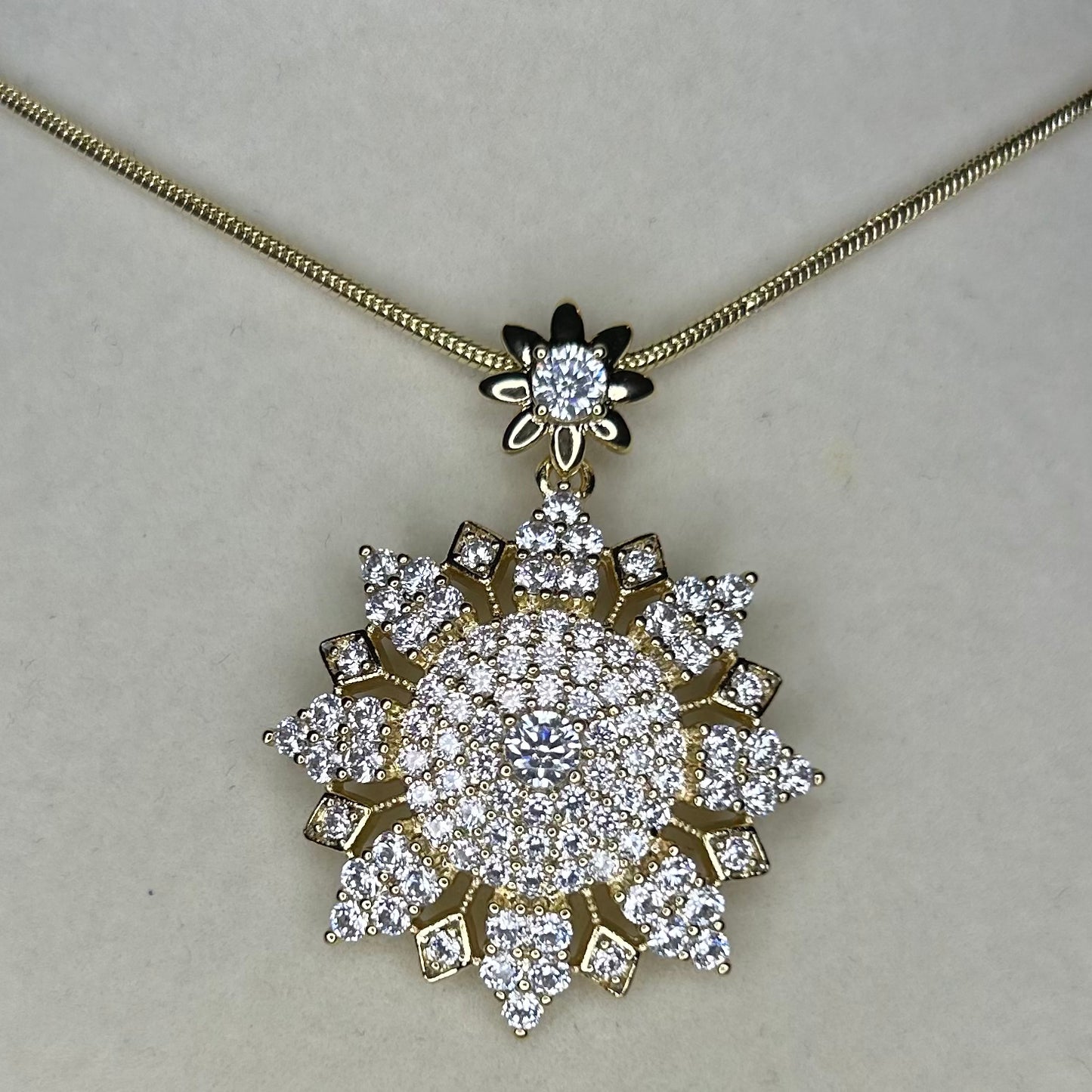 Thin necklace with beautiful pendant.