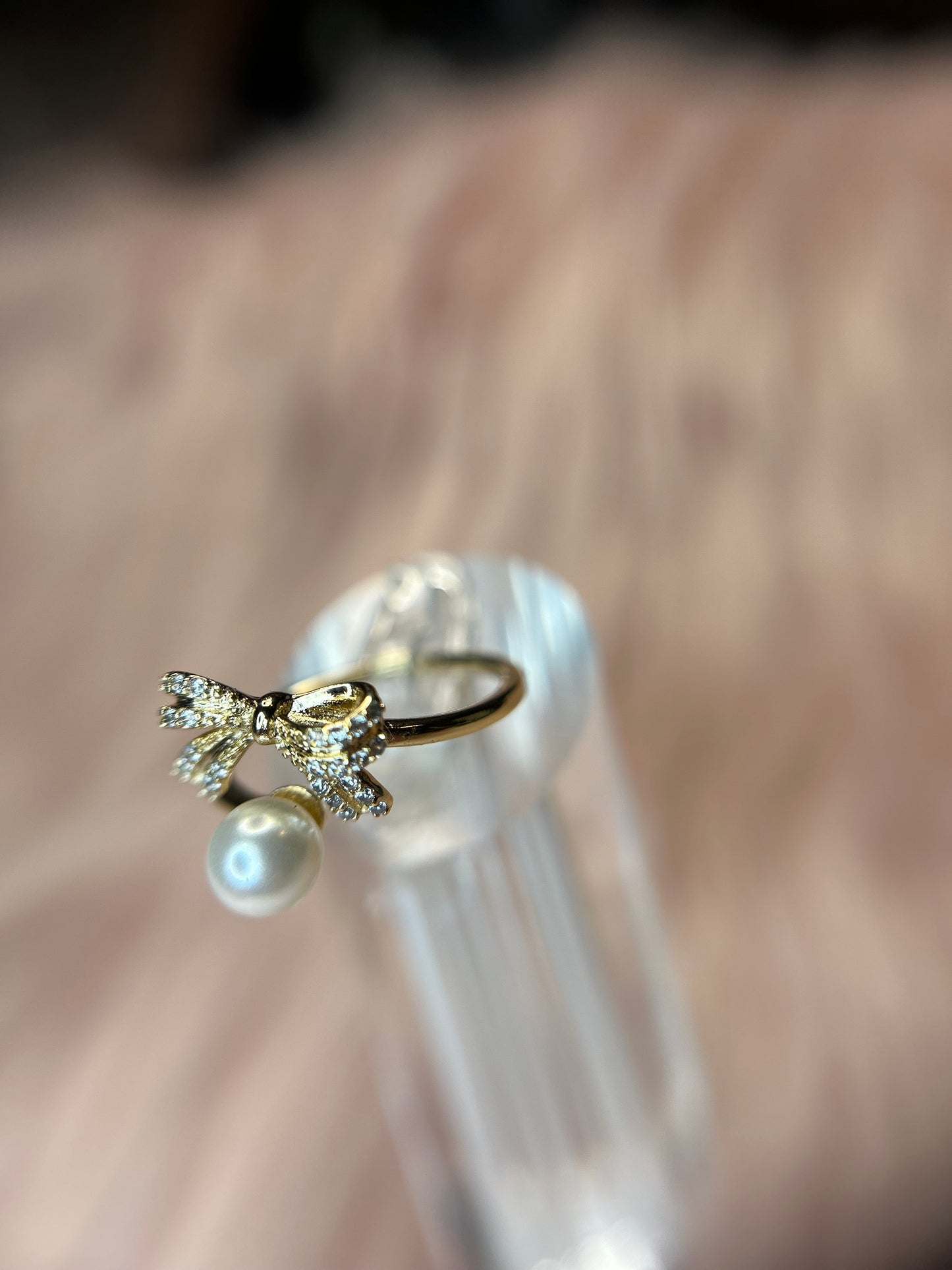 Adjustable ring bow with pearl