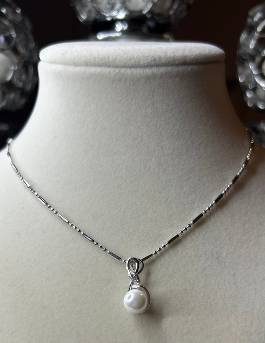 White gold necklace with pearl