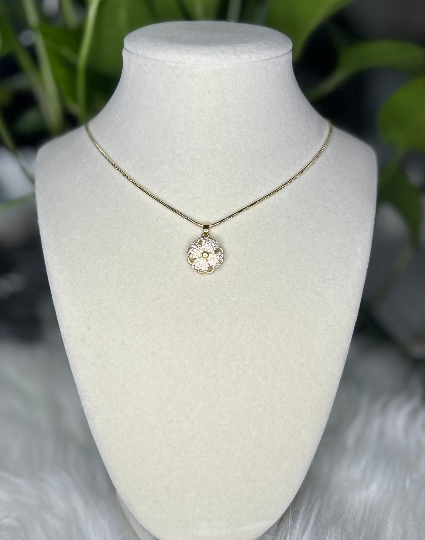 Spinning clover necklace