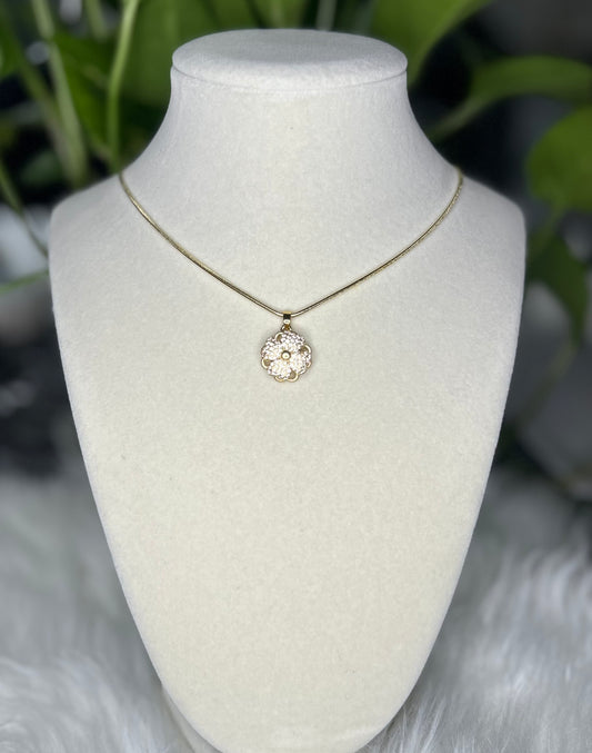 Spinning clover necklace