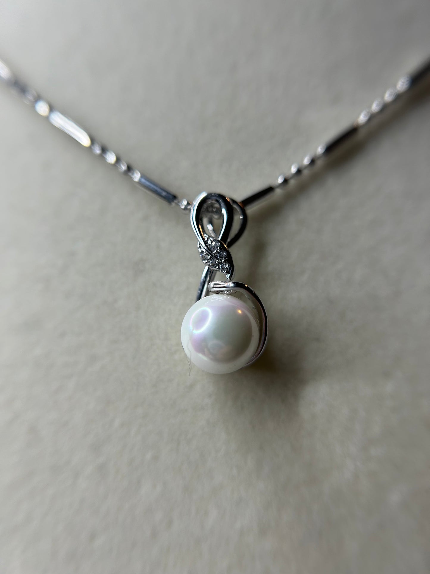 White gold necklace with pearl