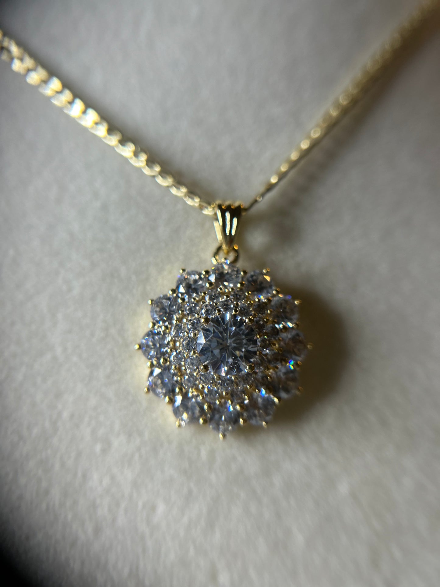 Shiny pendant necklace