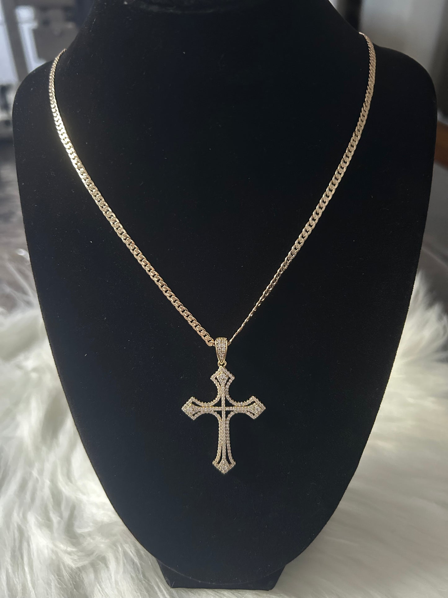 Cross pendant with necklace
